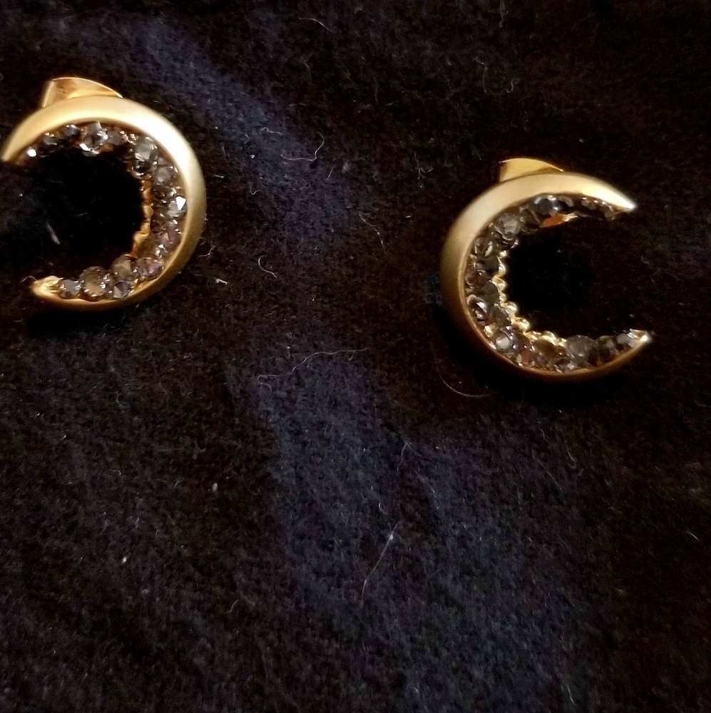 Laonato crescent moon with black CZ